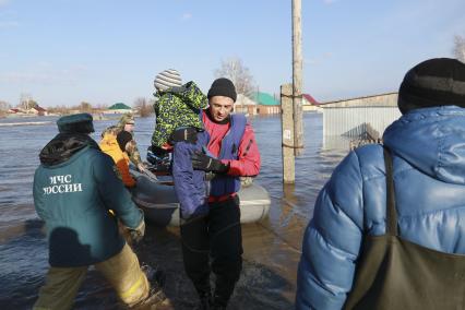 Алтай, село Зеленый Дол. Спасатели эвакуируют жителей затопленных домов.