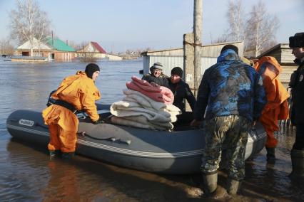 Алтай, село Зеленый Дол. Спасатели эвакуируют жителей затопленных домов.