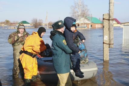 Алтай, село Зеленый Дол. Спасатели эвакуируют жителей затопленных домов.