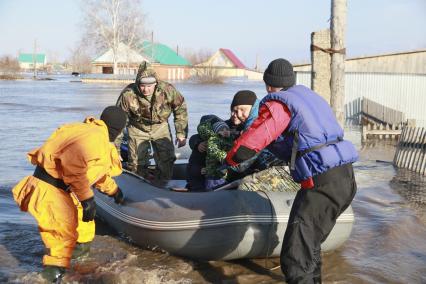 Алтай, село Зеленый Дол. Спасатели эвакуируют жителей затопленных домов.