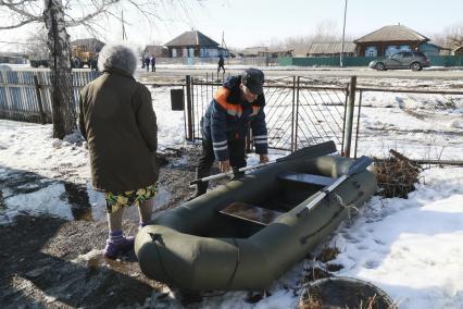 Алтай, село Николаевка.  Подготовка к эвакуации местных жителей .