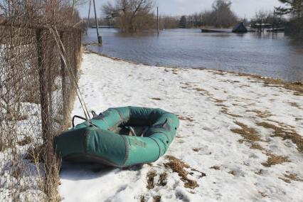 Алтай, село Николаевка. Резиновая лодка на улице подтопленного села..