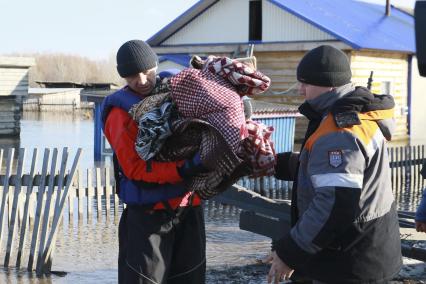 Алтай, село Зеленый Дол. Спасатели эвакуируют жителей затопленных домов.