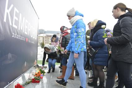 Тула. Горожане возлагают цветы к мемориалу в память о жертвах пожара в торговом центре `Зимняя вишня` в Кемерово.