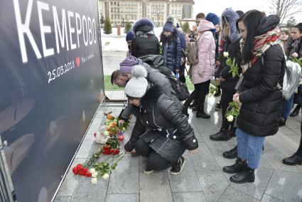Тула. Горожане возлагают цветы к мемориалу в память о жертвах пожара в торговом центре `Зимняя вишня` в Кемерово.