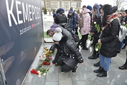 Тула. Горожане  возлагают цветы к мемориалу  в память о жертвах пожара  в торговом центре  `Зимняя вишня`  в Кемерово.