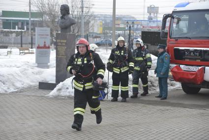 Тула.  Участники пожарно-тактических учений  МЧС в Тульском государственном музее оружия.