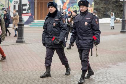 Челябинск. Сотрудники полиции возложили цветы к мемориалу  в память о погибших на пожаре в кемеровском ТЦ `Зимняя вишня` .