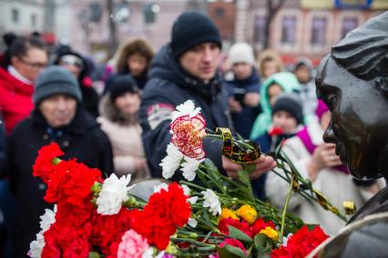 Челябинск. Участники траурного шествия в память о погибших на пожаре в кемеровском ТЦ `Зимняя вишня` возлагают цветы к мемориалу.