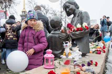 Челябинск. Участники траурного шествия в память о погибших на пожаре в кемеровском ТЦ `Зимняя вишня` возлагают цветы к мемориалу.