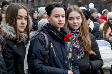 Челябинск. Участники траурного шествия в память о погибших на пожаре в кемеровском ТЦ `Зимняя вишня`.