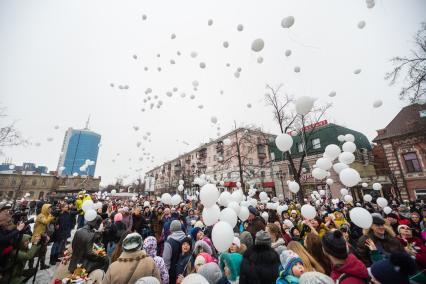 Челябинск. Участники траурного шествия в память о погибших на пожаре в кемеровском ТЦ `Зимняя вишня`  выпустили в небо воздушные шары.