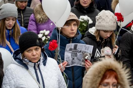 Челябинск. Участники траурного шествия в память о погибших на пожаре в кемеровском ТЦ `Зимняя вишня`.