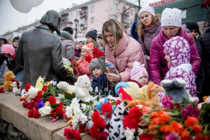 Челябинск. Участники траурного шествия в память о погибших на пожаре в кемеровском ТЦ `Зимняя вишня` возлагают цветы к мемориалу.