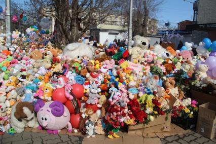 Новосибирск.  В день национального траура по жертвам пожара в торговом центре `Зимняя вишня` в Кемерово.