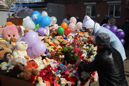 Новосибирск.  В день национального траура по жертвам пожара в торговом центре `Зимняя вишня` в Кемерово.