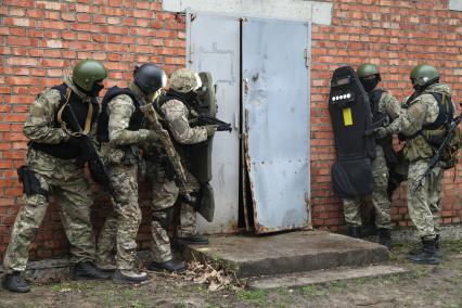 Ставрополь. Бойцы Специального Отряда Быстрого Реагирования (СОБР) штурмуют здание во время учений.