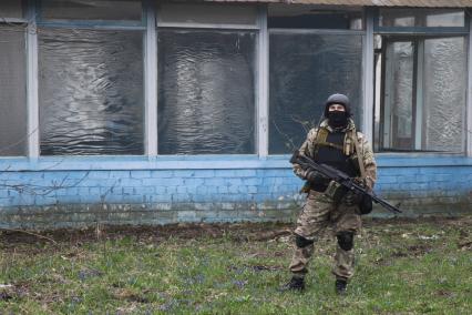 Ставрополь.  Боец  Специального Отряда Быстрого Реагирования     (СОБР)  во время учений.