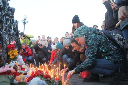 Иркутск. Горожане во время памятной акции, посвященной памяти погибших в результате пожара в торговом центре `Зимняя вишня` в Кемерово.