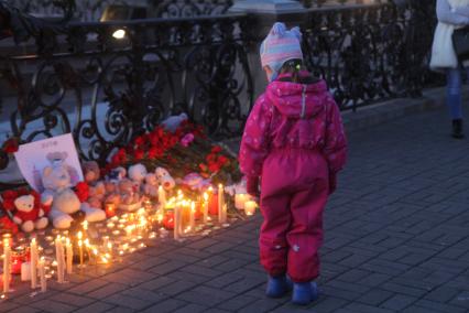 Иркутск. Горожане во время памятной акции, посвященной памяти погибших в результате пожара в торговом центре `Зимняя вишня` в Кемерово.