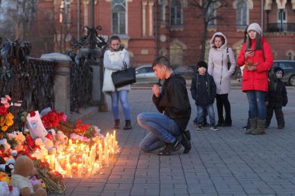 Иркутск. Горожане во время памятной акции, посвященной памяти погибших в результате пожара в торговом центре `Зимняя вишня` в Кемерово.