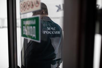 Челябинск. Сотрудник МЧС во время проверки пожарной безопасности в торговом центре.