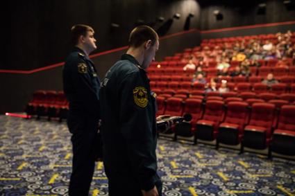 Челябинск. Сотрудники МЧС во время проверки пожарной безопасности в кинотеатре.