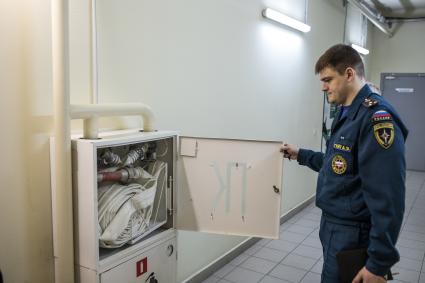 Челябинск. Сотрудник МЧС во время проверки пожарной безопасности в торговом центре.