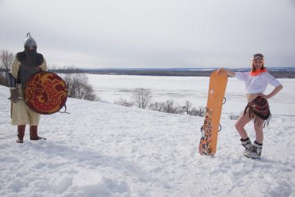 Самара. Девушка со сноубордом в Загородном парке.