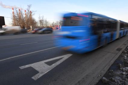 Москва. Выделенная полоса для общественного транспорта на Волоколамском шоссе.