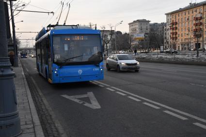 Москва. Выделенная полоса для общественного транспорта на Ленинградском проспекте.