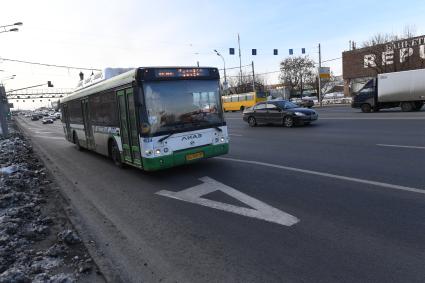 Москва. Выделенная полоса для общественного транспорта на Волоколамском шоссе.