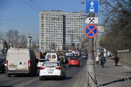 Москва. Выделенная полоса для общественного транспорта на Рязанском проспекте.