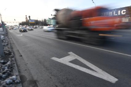 Москва. Выделенная полоса для общественного транспорта на Волоколамском шоссе.