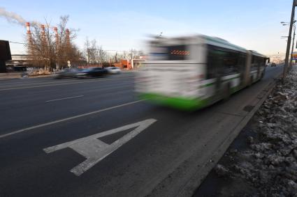 Москва. Выделенная полоса для общественного транспорта на Волоколамском шоссе.