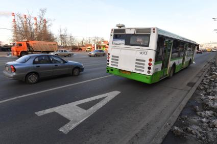 Москва. Выделенная полоса для общественного транспорта на Волоколамском шоссе.