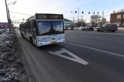 Москва. Выделенная полоса для общественного транспорта на Волоколамском шоссе.