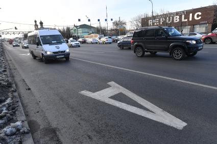 Москва. Выделенная полоса для общественного транспорта на Волоколамском шоссе.