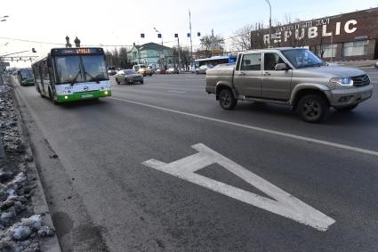 Москва. Выделенная полоса для общественного транспорта на Волоколамском шоссе.