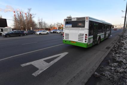 Москва. Выделенная полоса для общественного транспорта на Волоколамском шоссе.