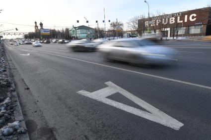 Москва. Выделенная полоса для общественного транспорта на Волоколамском шоссе.