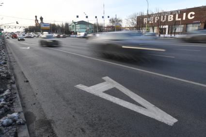 Москва. Выделенная полоса для общественного транспорта на Волоколамском шоссе.