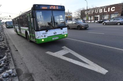 Москва. Выделенная полоса для общественного транспорта на Волоколамском шоссе.