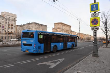 Москва. Выделенная полоса для общественного транспорта на Ленинградском проспекте.