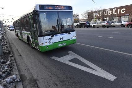 Москва. Выделенная полоса для общественного транспорта на Волоколамском шоссе.