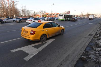 Москва. Выделенная полоса для общественного транспорта на Волоколамском шоссе.