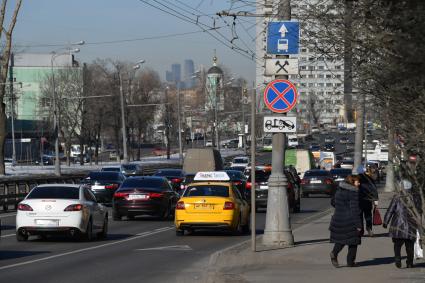 Москва. Выделенная полоса для общественного транспорта на Рязанском проспекте.