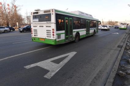 Москва. Выделенная полоса для общественного транспорта на Волоколамском шоссе.