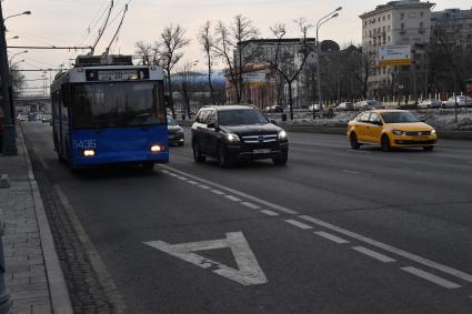 Москва. Выделенная полоса для общественного транспорта на Ленинградском проспекте.