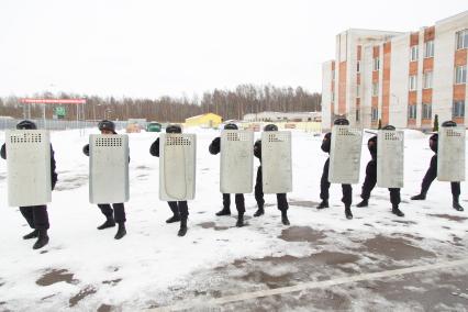 Санкт-Петербург.  Бойцы Росгвардии  во время тренировки  на учебно тренировочной базе.